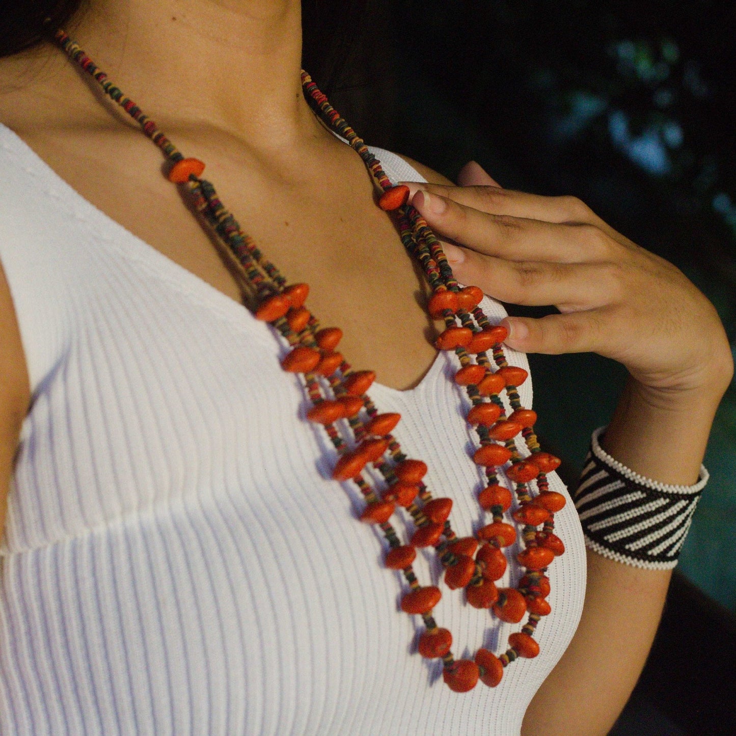 Collier graines morototo multicolore et tento rouge