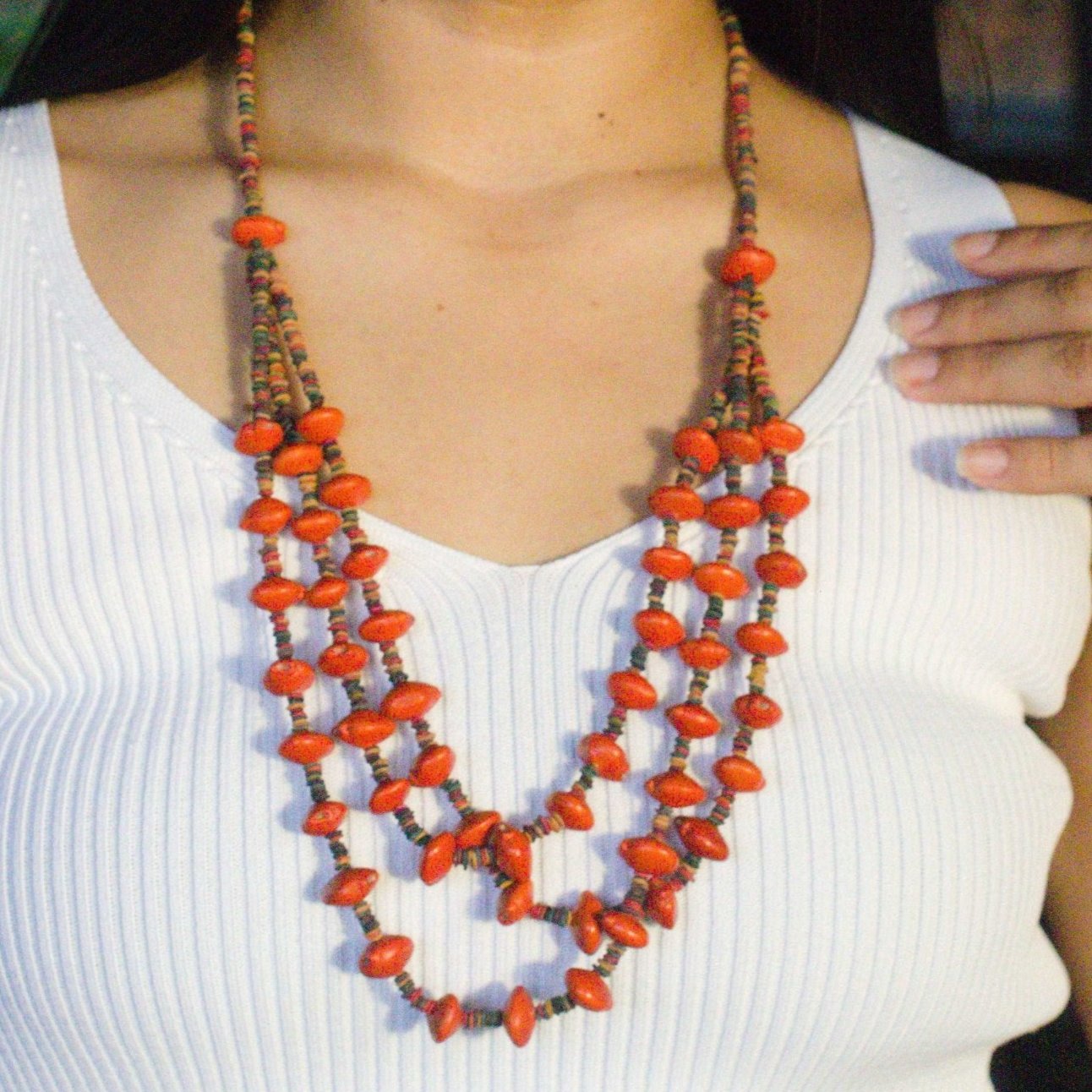 Collier graines morototo multicolore et tento rouge