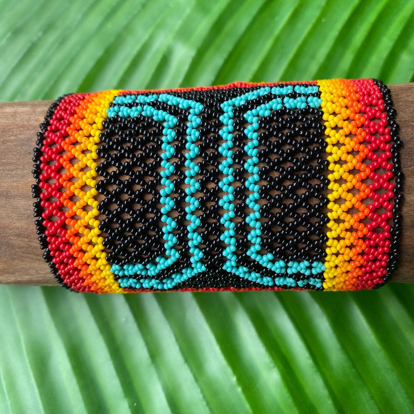 Bracelet miçanga - noir et bleu bord multicolore - Ethnie Kamayura