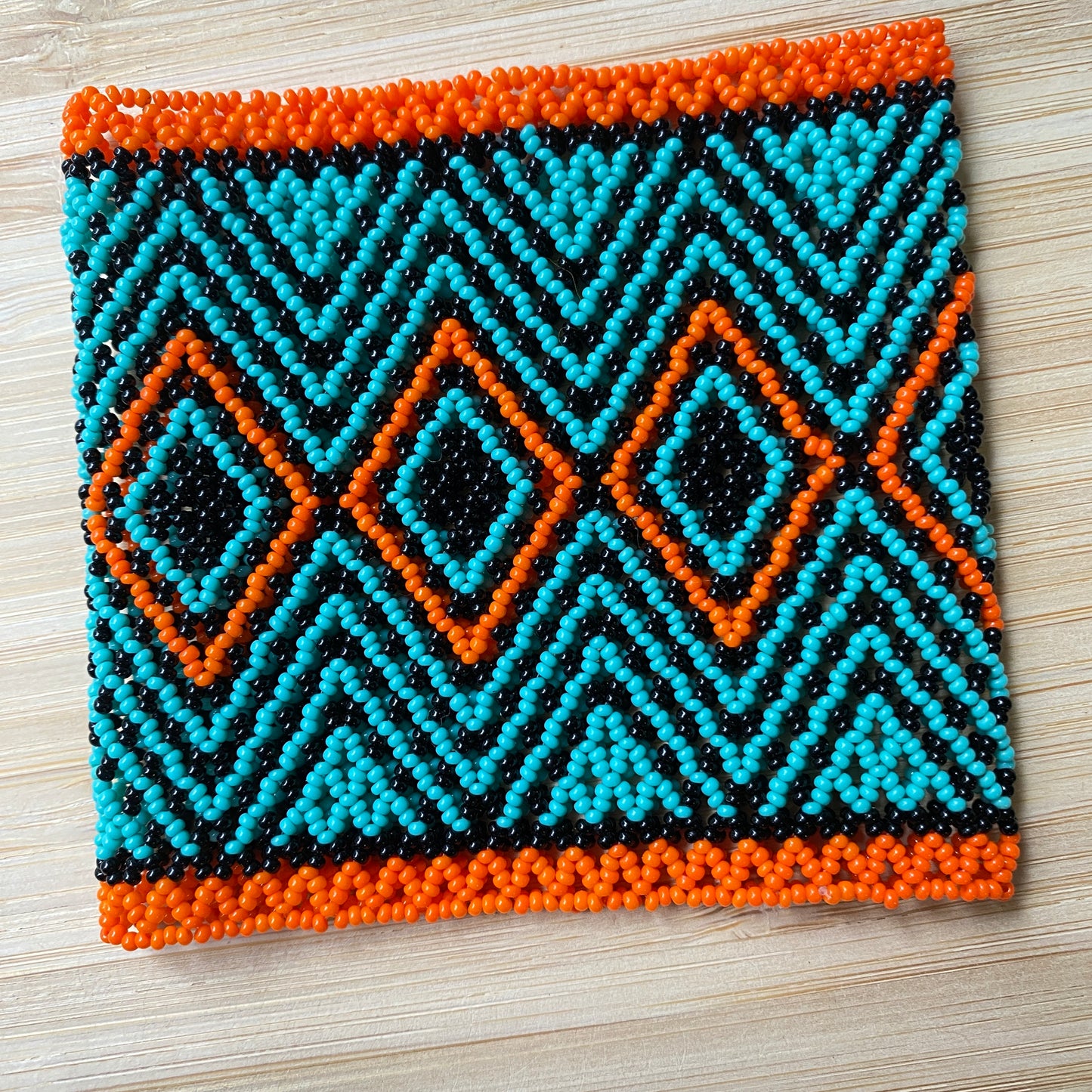 Bracelet miçanga - bleu noir et losange orange - Ethnie Kamayura
