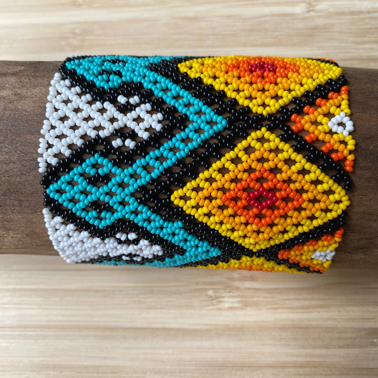 Bracelet miçanga - bleu et blanc losange jaune - Ethnie Kamayura