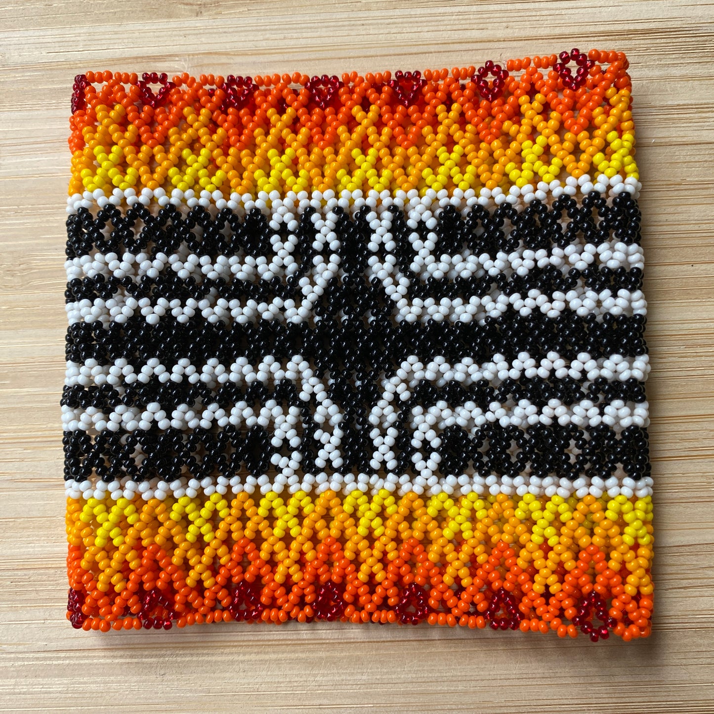 Bracelet miçanga - noir et blanc bord jaune - Ethnie Kamayura