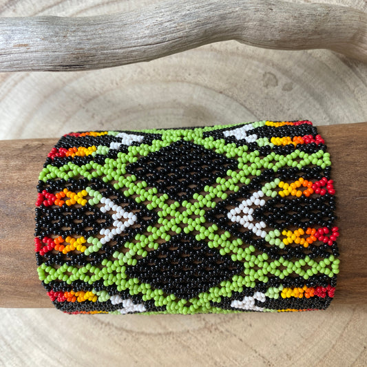 Bracelet en perles de verre (Miçanga) - moyenne taille - losanges noir et vert, pointes multicolores - ethnie Kayapo