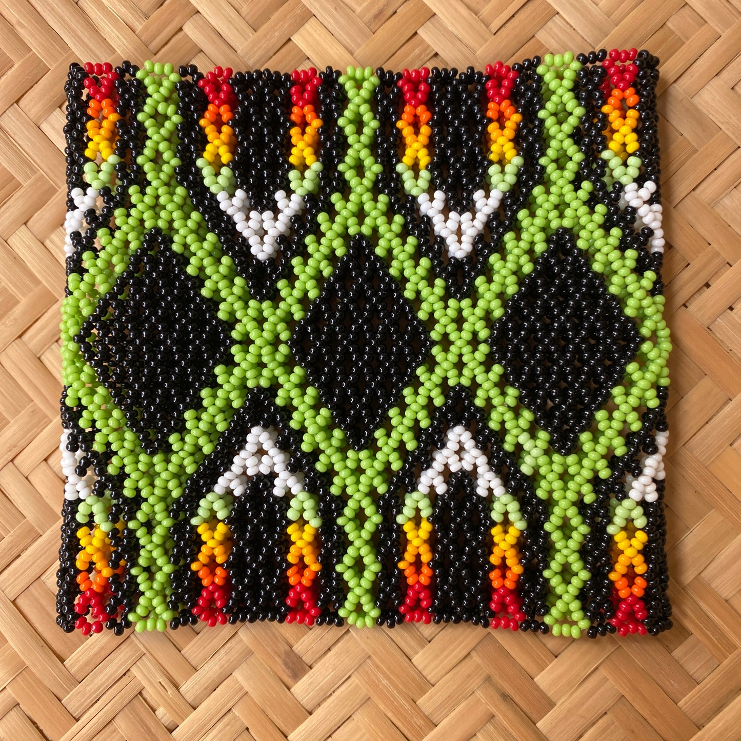 Bracelet Miçanga - moyenne taille - losanges noir et vert, pointes multicolores - ethnie Kayapo