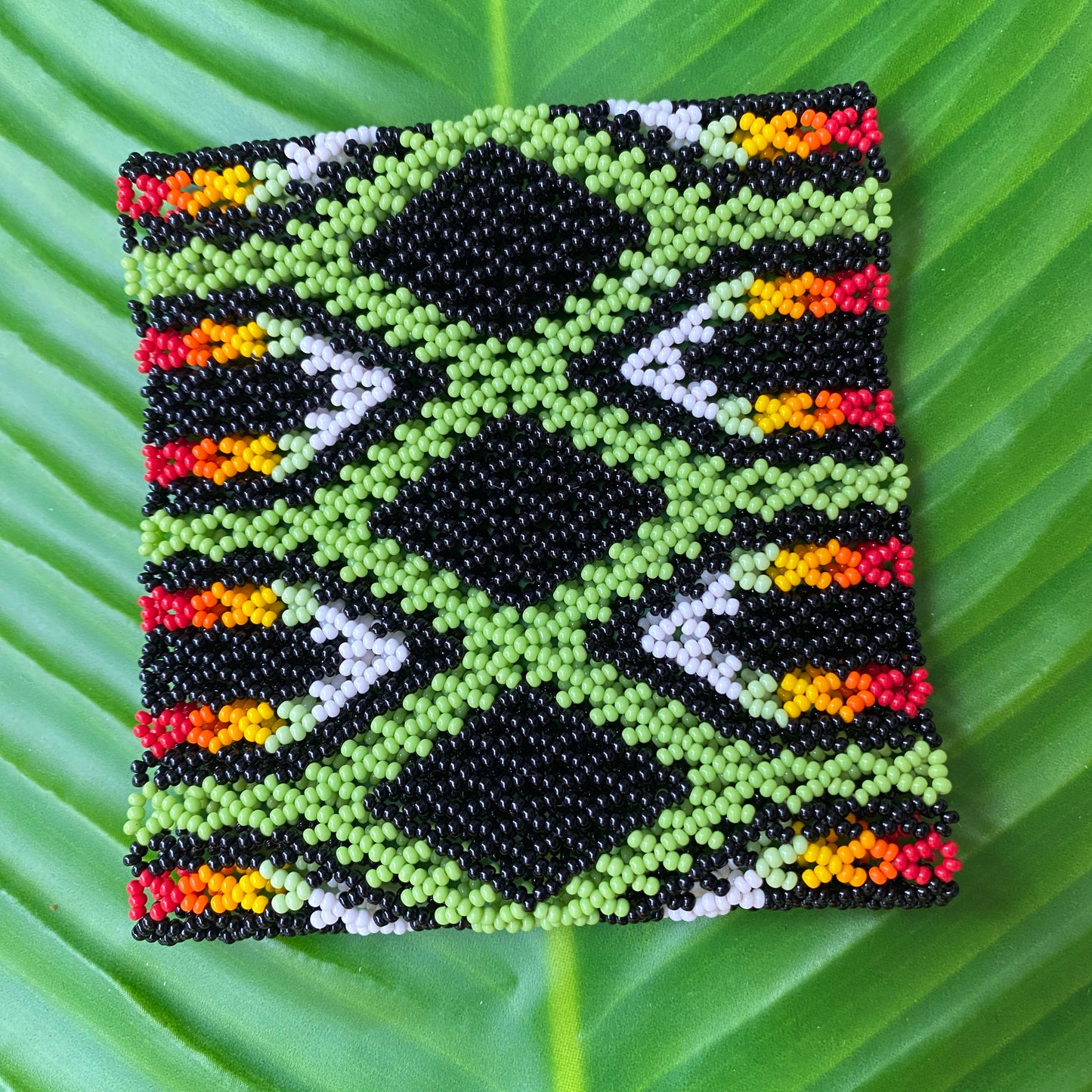 Bracelet Miçanga - moyenne taille - losanges noir et vert, pointes multicolores - ethnie Kayapo
