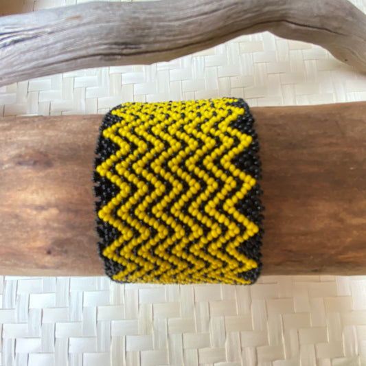Bracelet en perles de verre (Miçanga) - moyenne taille - jaune et noir vagues - Ethnie Kayapo