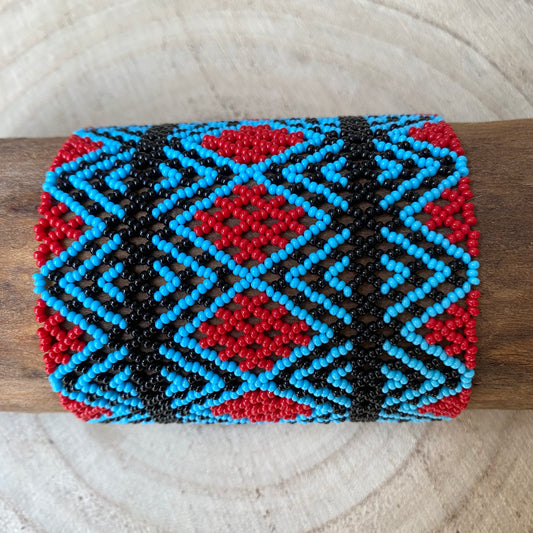 Bracelet en perles de verre (Miçanga) - petite taille - bleu et rouge lignes noires - Ethnie Kayapo