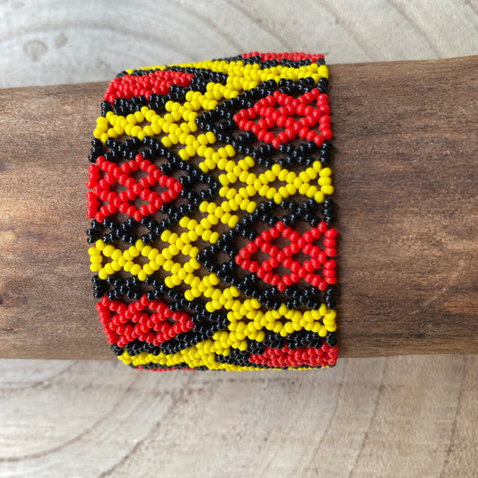 Bracelet en perles de verre (Miçanga) - petite taille - jaune noir et rouge - Ethnie Kayapo