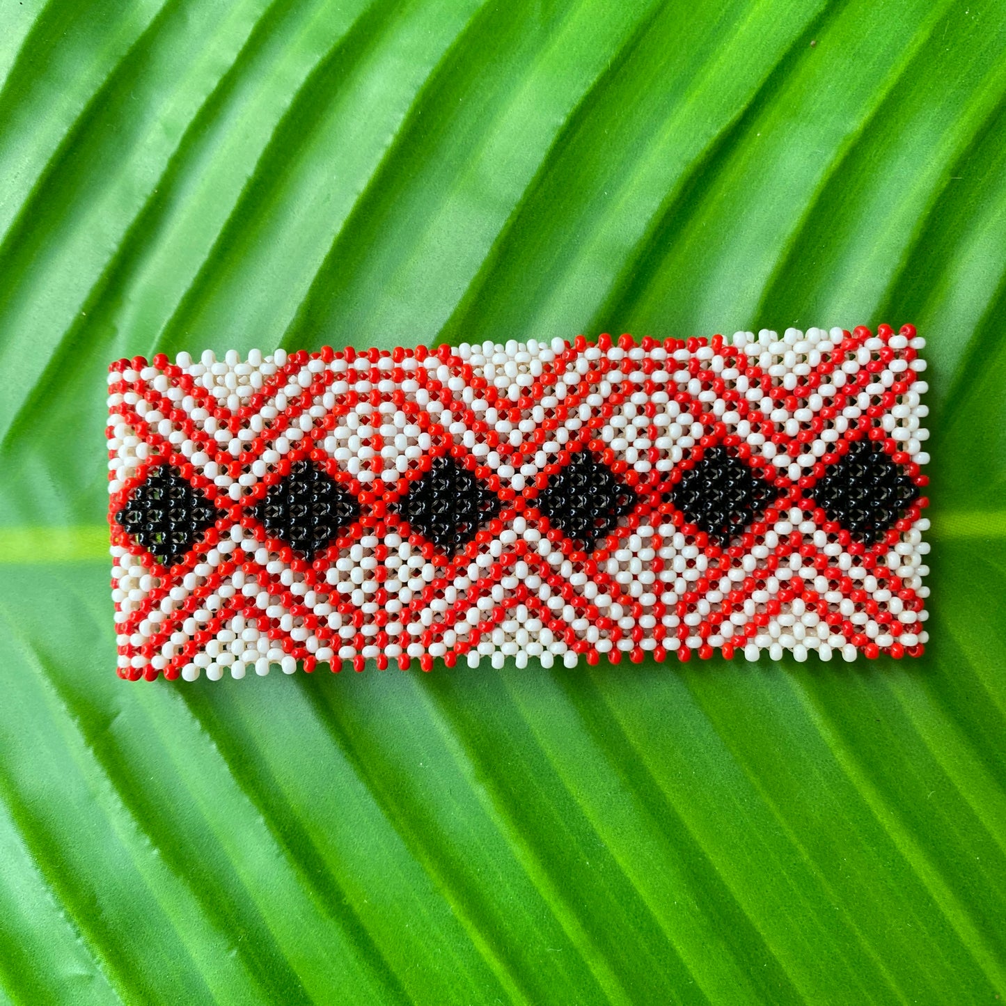 Bracelet Miçanga - petite taille - rouge et blanc losange noir - Ethnie Kayapo