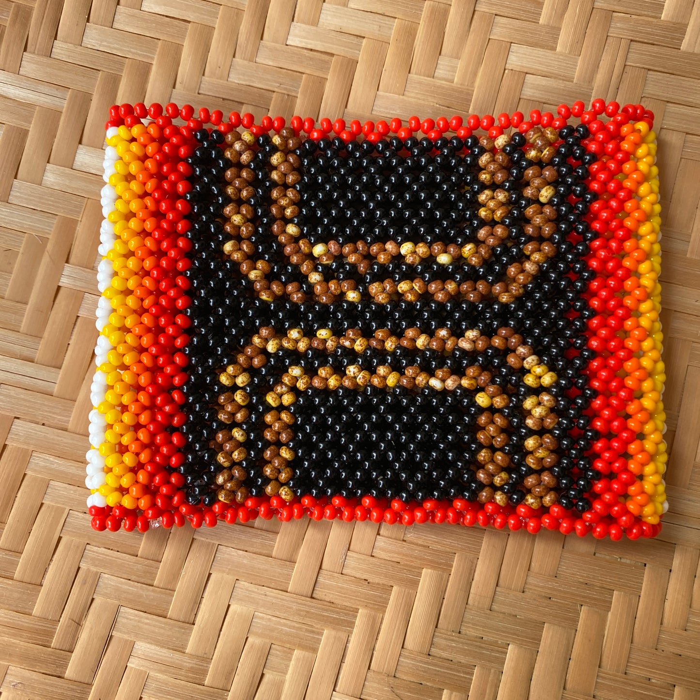 Bracelet Miçanga - noir et marron contour rouge - Ethnie Mehinako