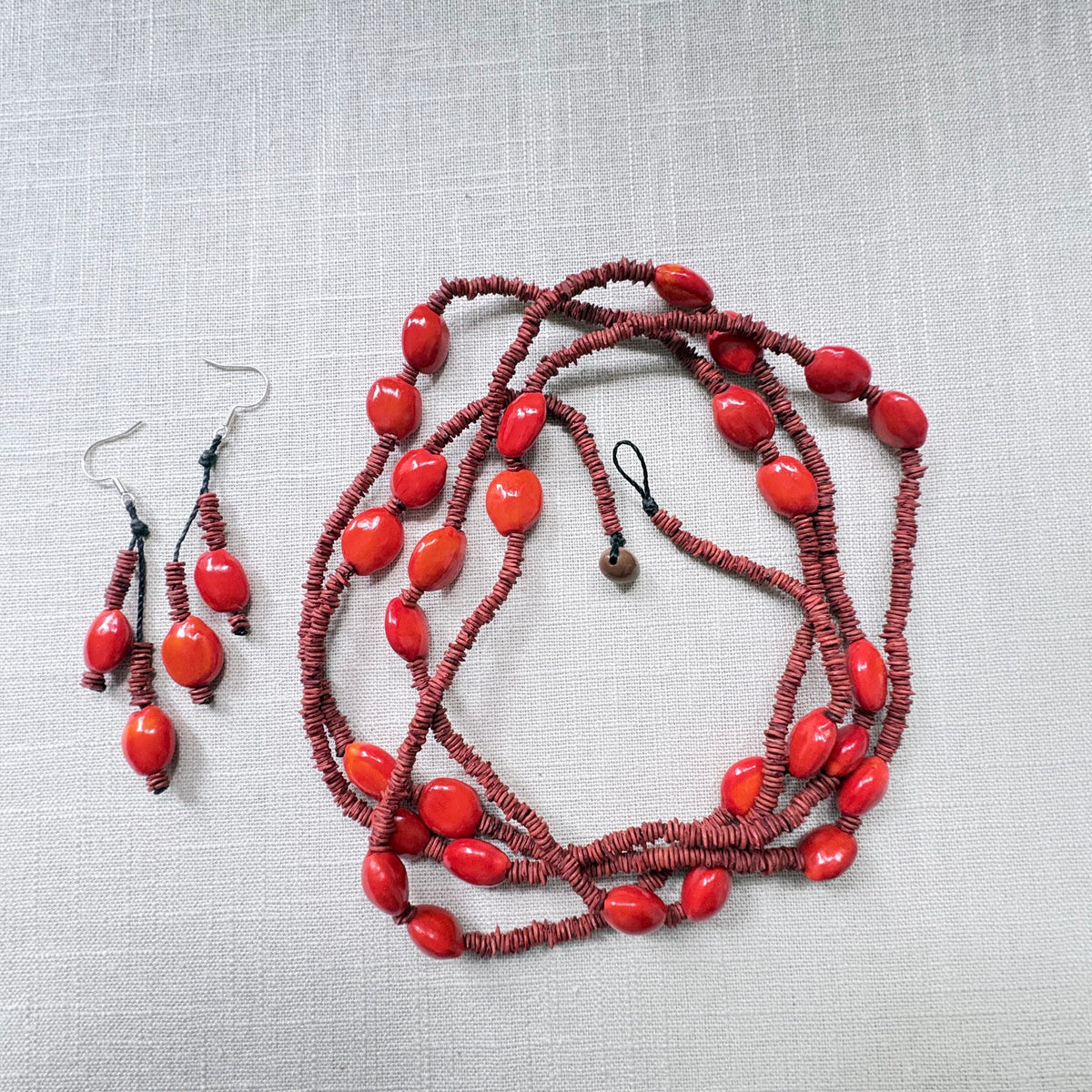 Collar de semillas de morototo verde y tento rojo
