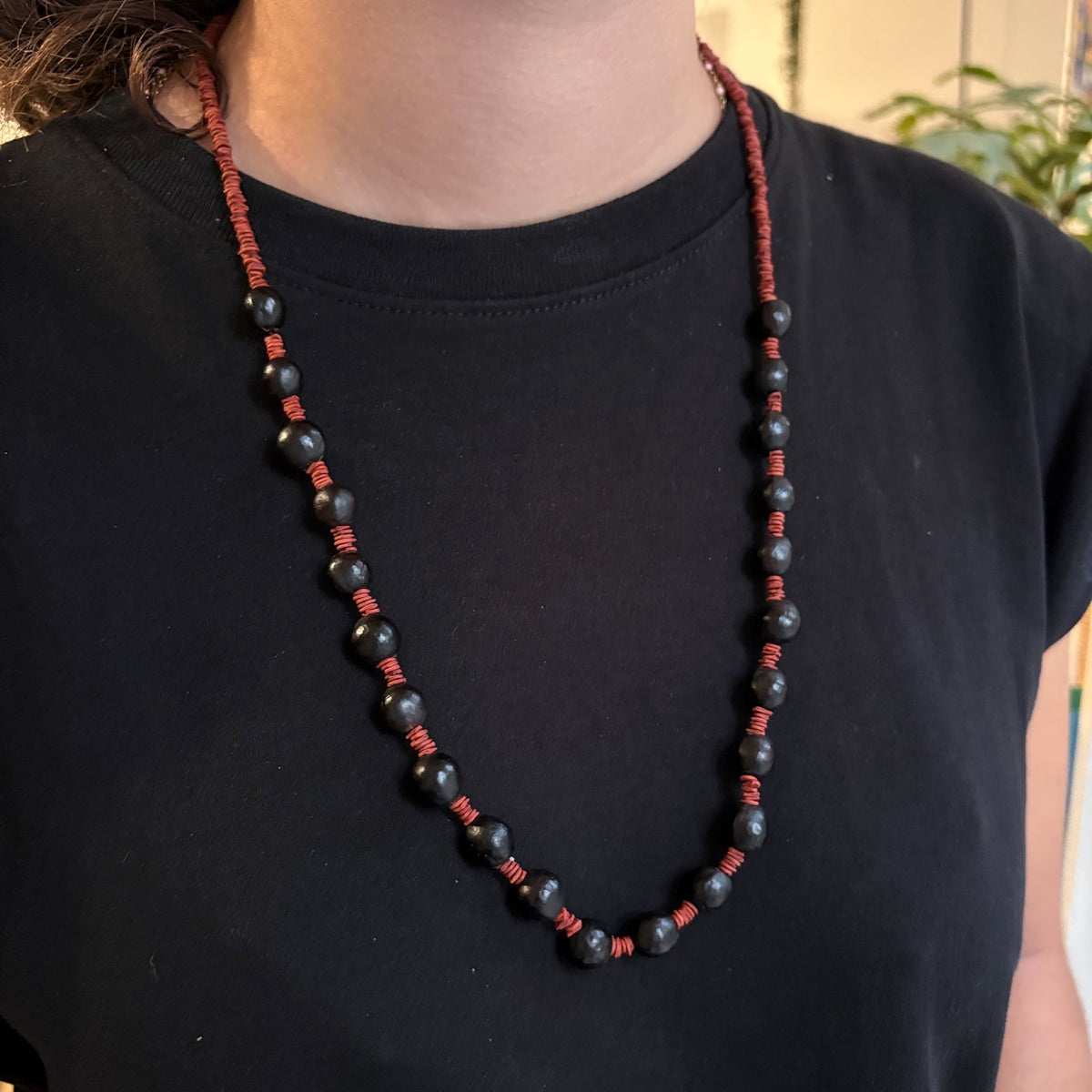 Collar de semillas de morototo verde y tento rojo