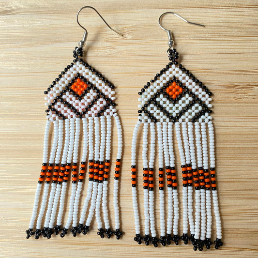Boucles d'oreilles en perles de verre (miçanga) -  Blanc noir et orange - Ethnie Wai Wai
