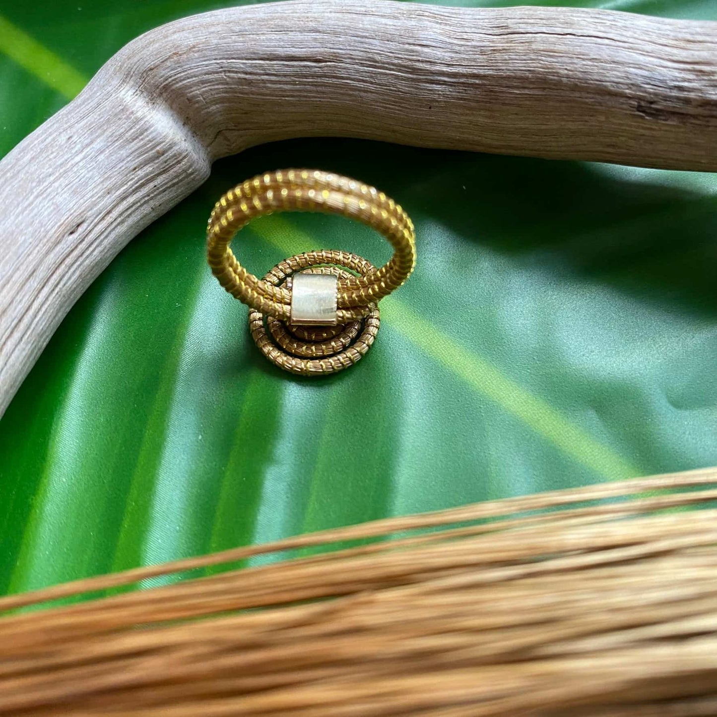 Bague Capim Dourado mandala Bague Artisan local travaillant le Capim Dourado dans l'état du Tocantins au centre-est du Brésil