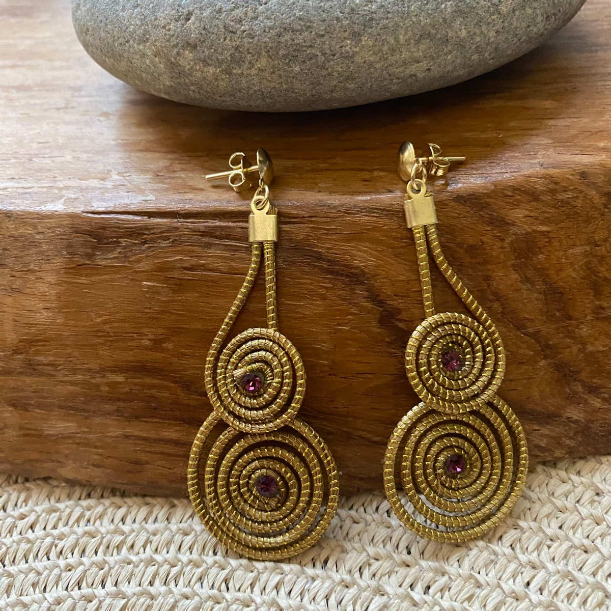 Brincos Capim Dourado 2 mandalas cristal ametista sobrepostos