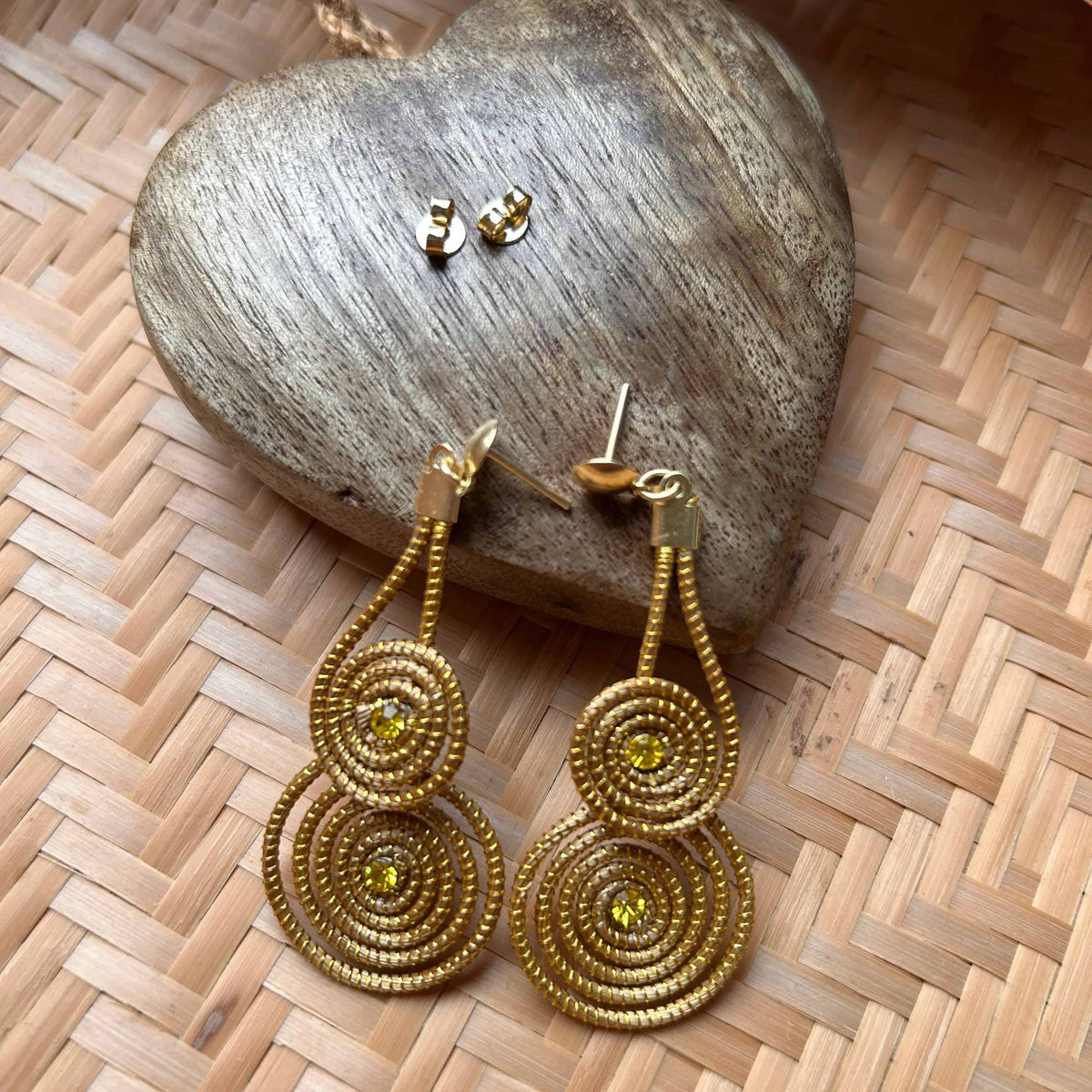 Brincos Capim Dourado 2 mandalas cristal citrino sobrepostos