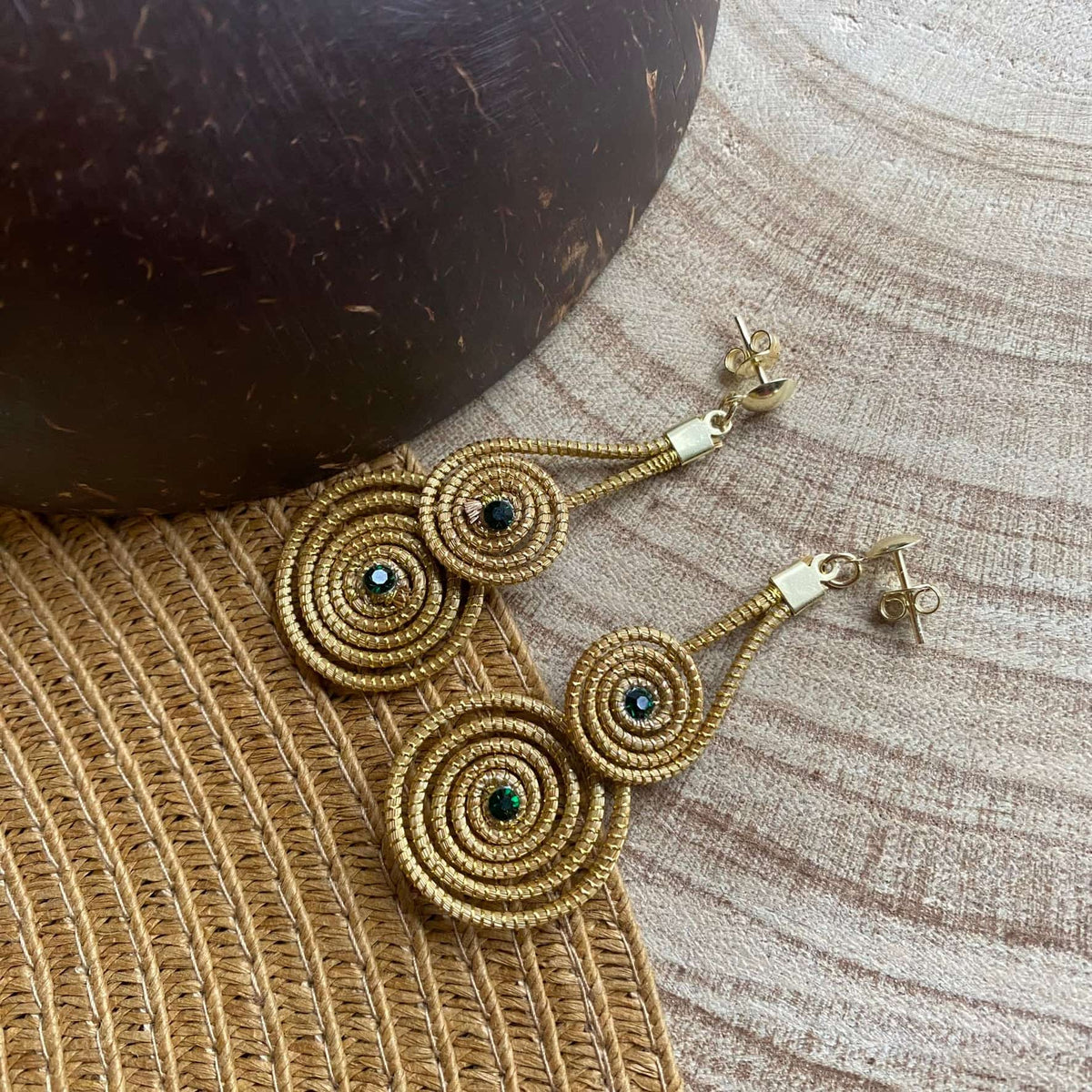 Brincos Capim Dourado 2 mandalas cristal esmeralda sobrepostos