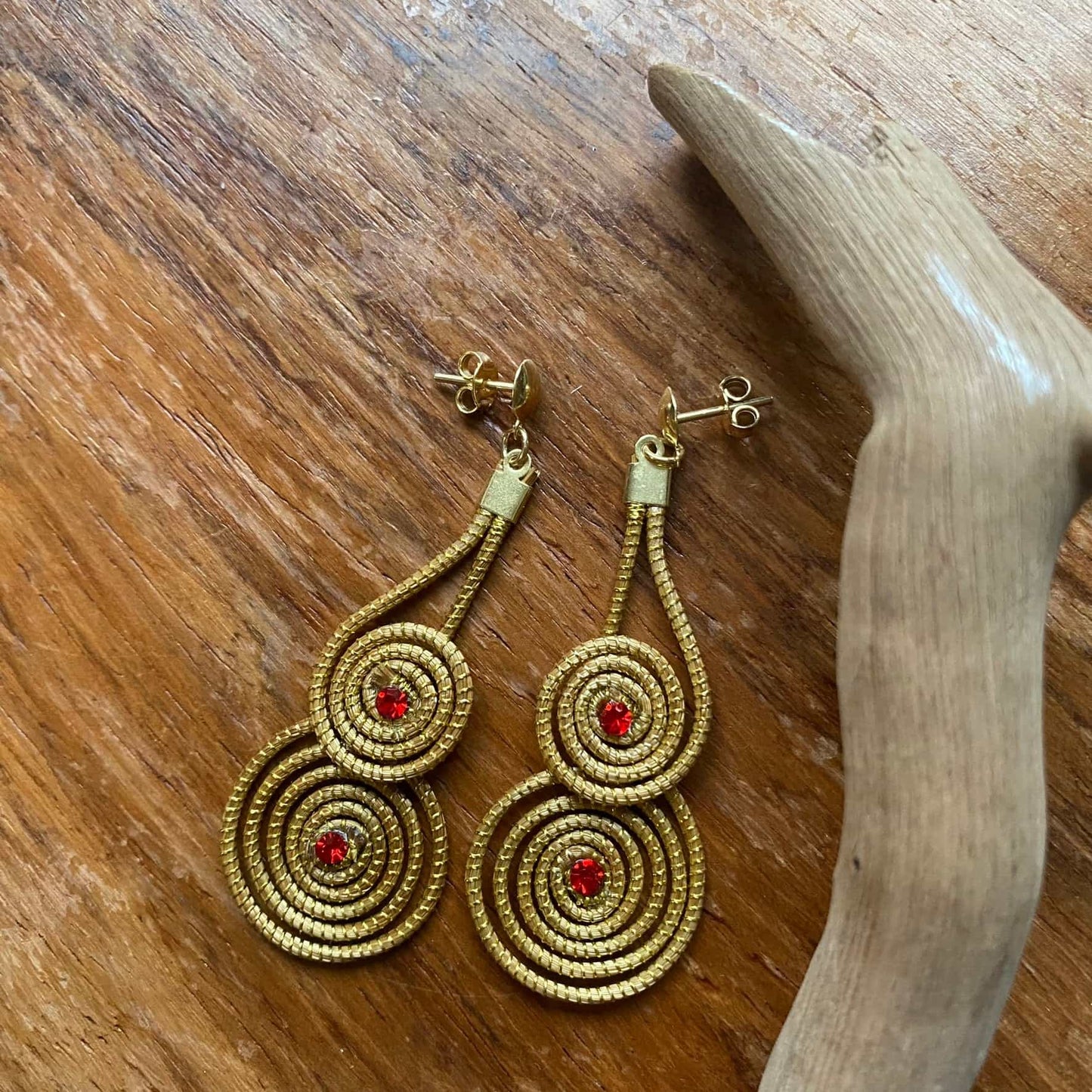 Boucles d'oreilles Capim Dourado 2 mandalas cristal rubis superposés Boucles d'oreilles Artisan local travaillant le Capim Dourado dans l'état du Tocantins au centre-est du Brésil