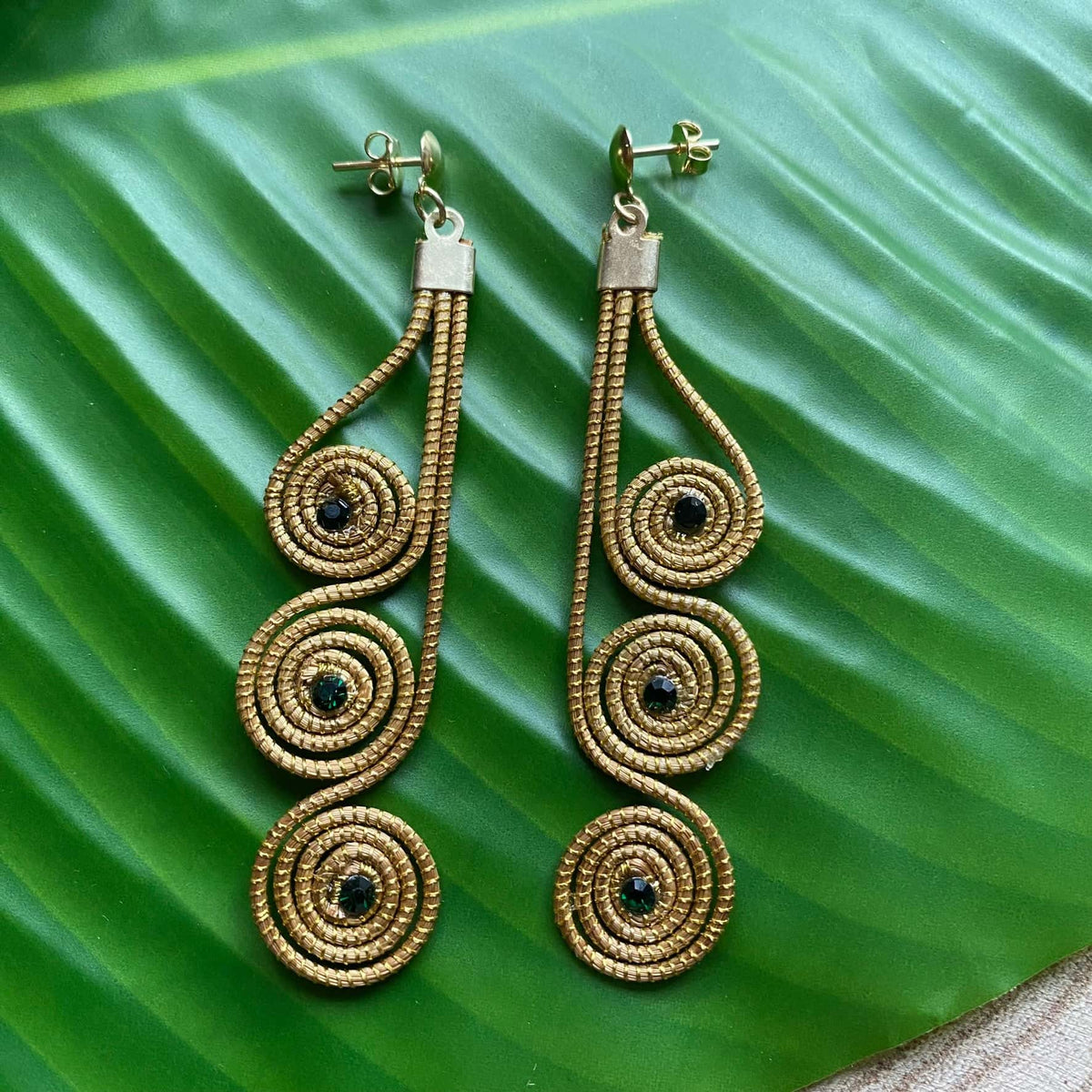 Brincos Capim Dourado 3 mandalas cristal esmeralda alinhados