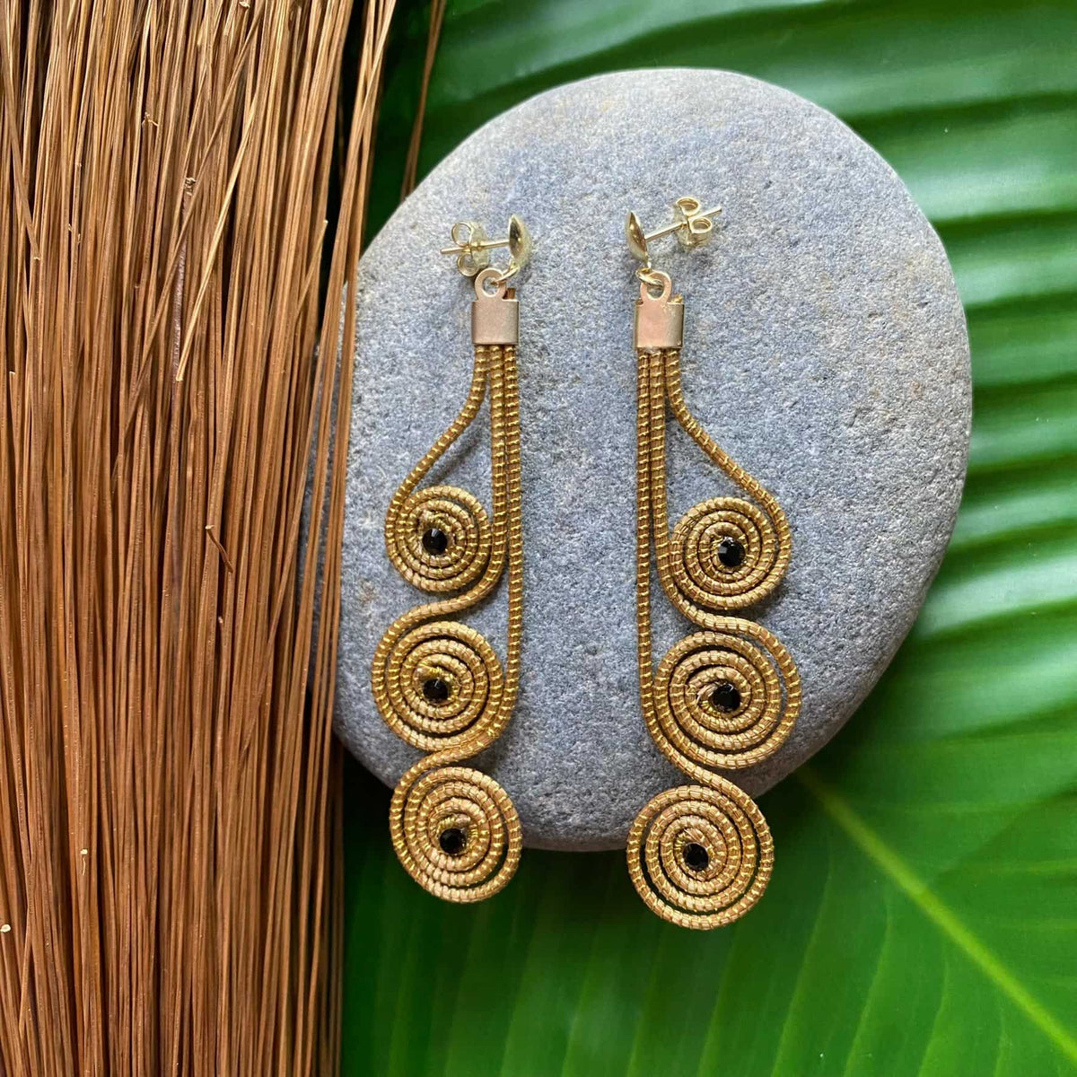 Brincos Capim Dourado 3 mandalas cristal preto alinhados