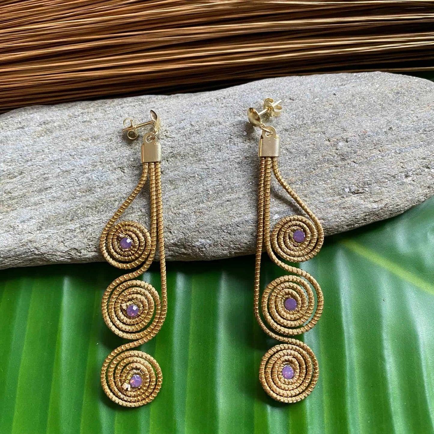 Boucles d'oreilles Capim Dourado 3 mandalas cristal opale améthyste alignés Boucles d'oreilles Artisan local travaillant le Capim Dourado dans l'état du Tocantins au centre-est du Brésil