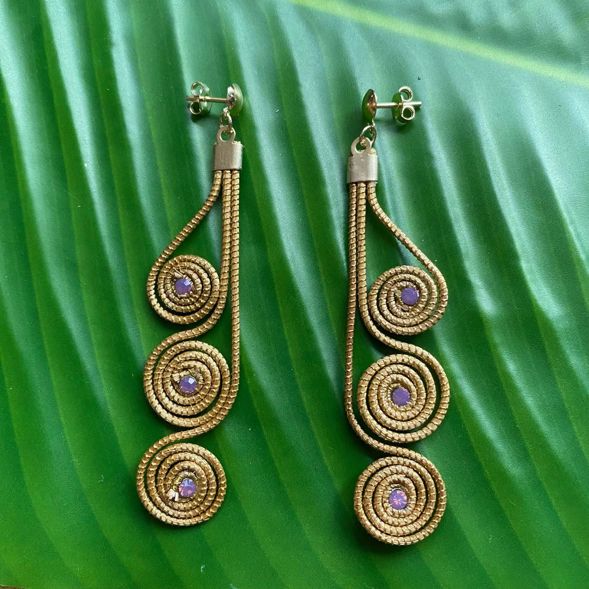 Brincos Capim Dourado 3 mandalas cristal opala ametista alinhados