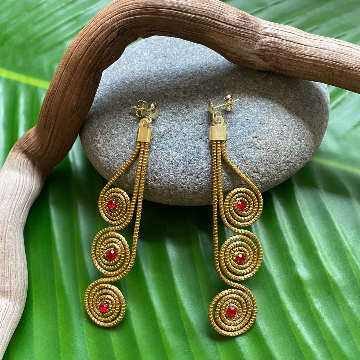 Brincos Capim Dourado 3 mandalas cristal rubi alinhados