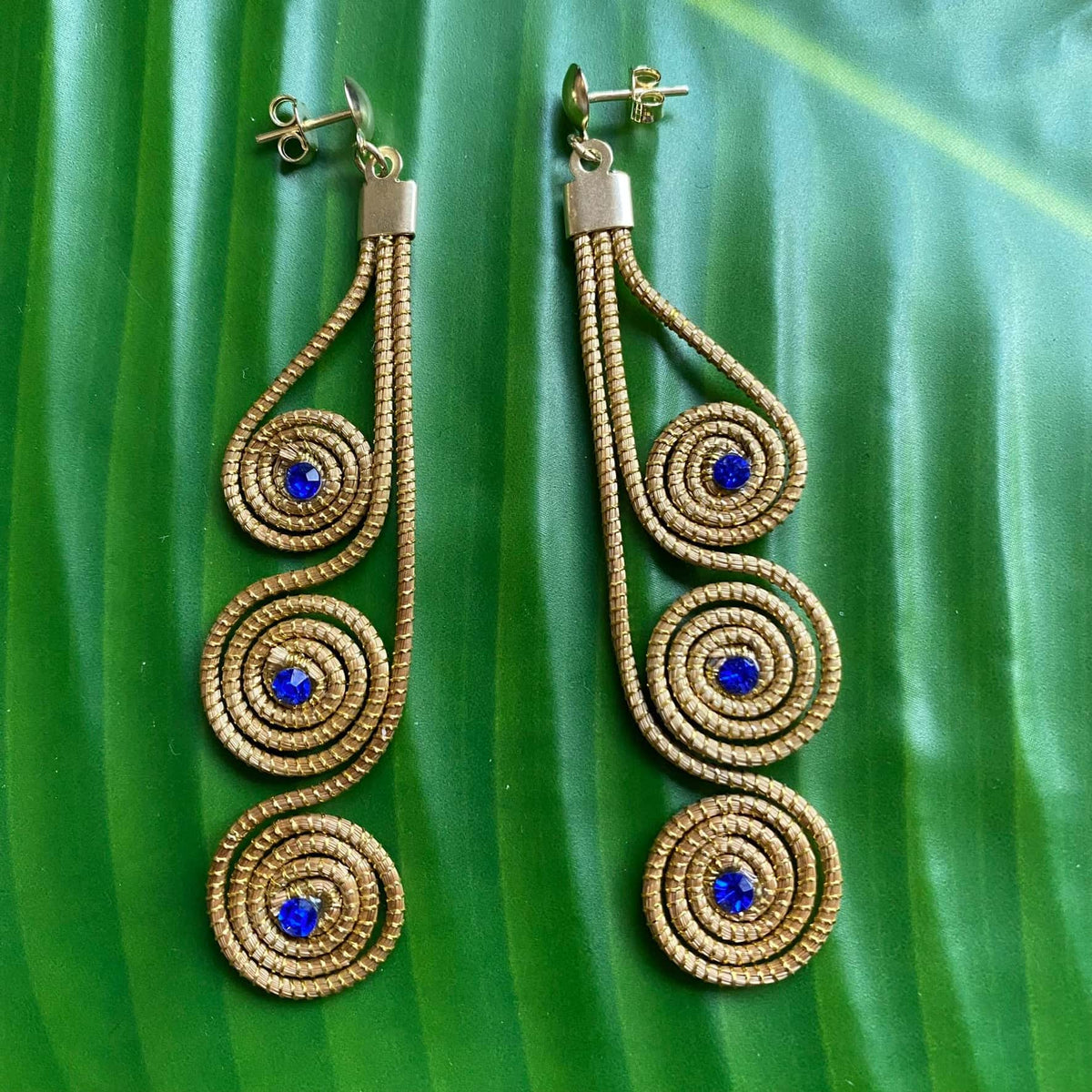 Brincos Capim Dourado 3 mandalas cristal safira alinhados