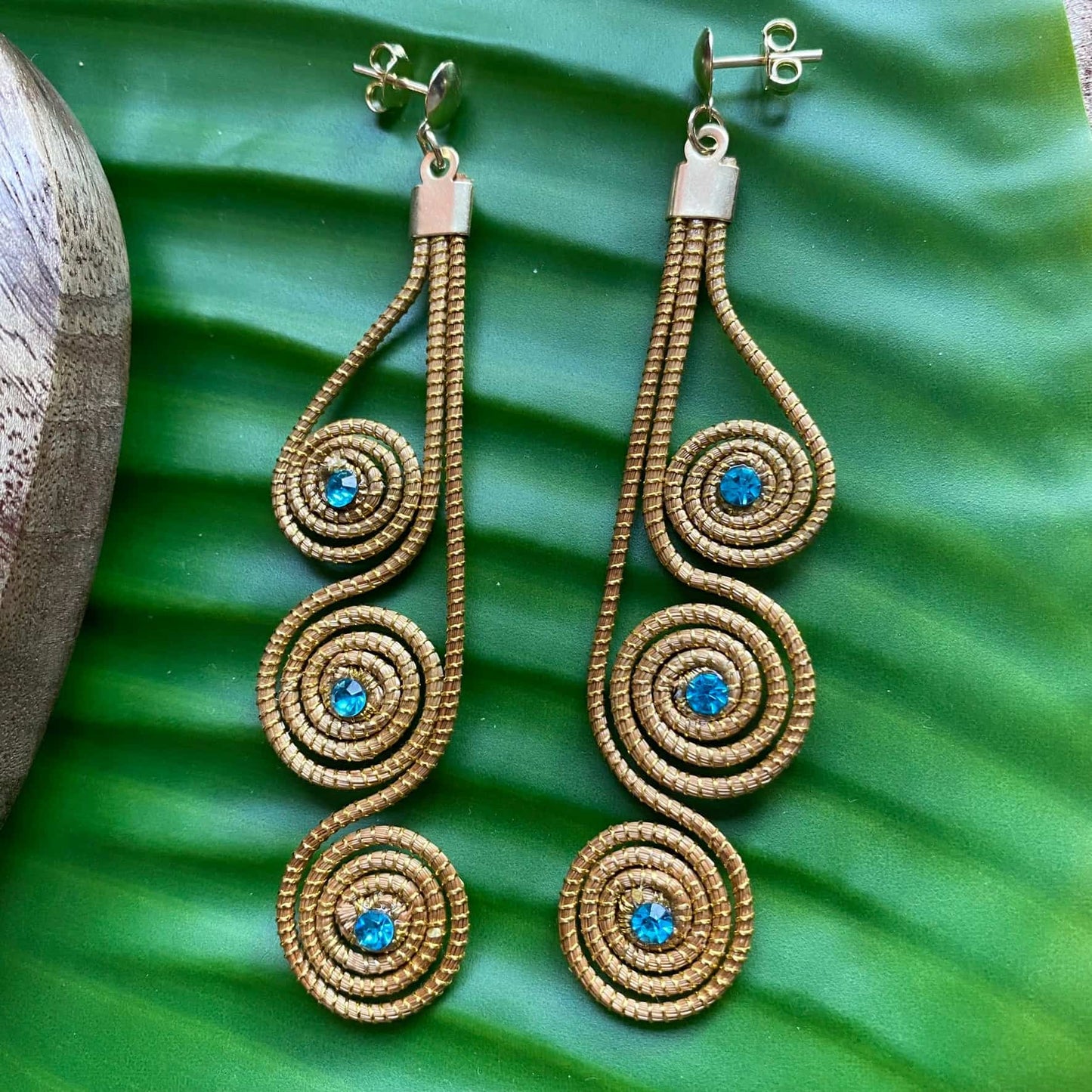 Boucles d'oreilles Capim Dourado 3 mandalas cristal turquoise alignés Boucles d'oreilles Artisan local travaillant le Capim Dourado dans l'état du Tocantins au centre-est du Brésil