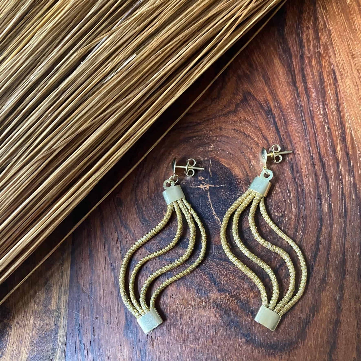 Boucles d'oreilles Capim Dourado 4 lignes torsadées Boucles d'oreilles Artisan local travaillant le Capim Dourado dans l'état du Tocantins au centre-est du Brésil