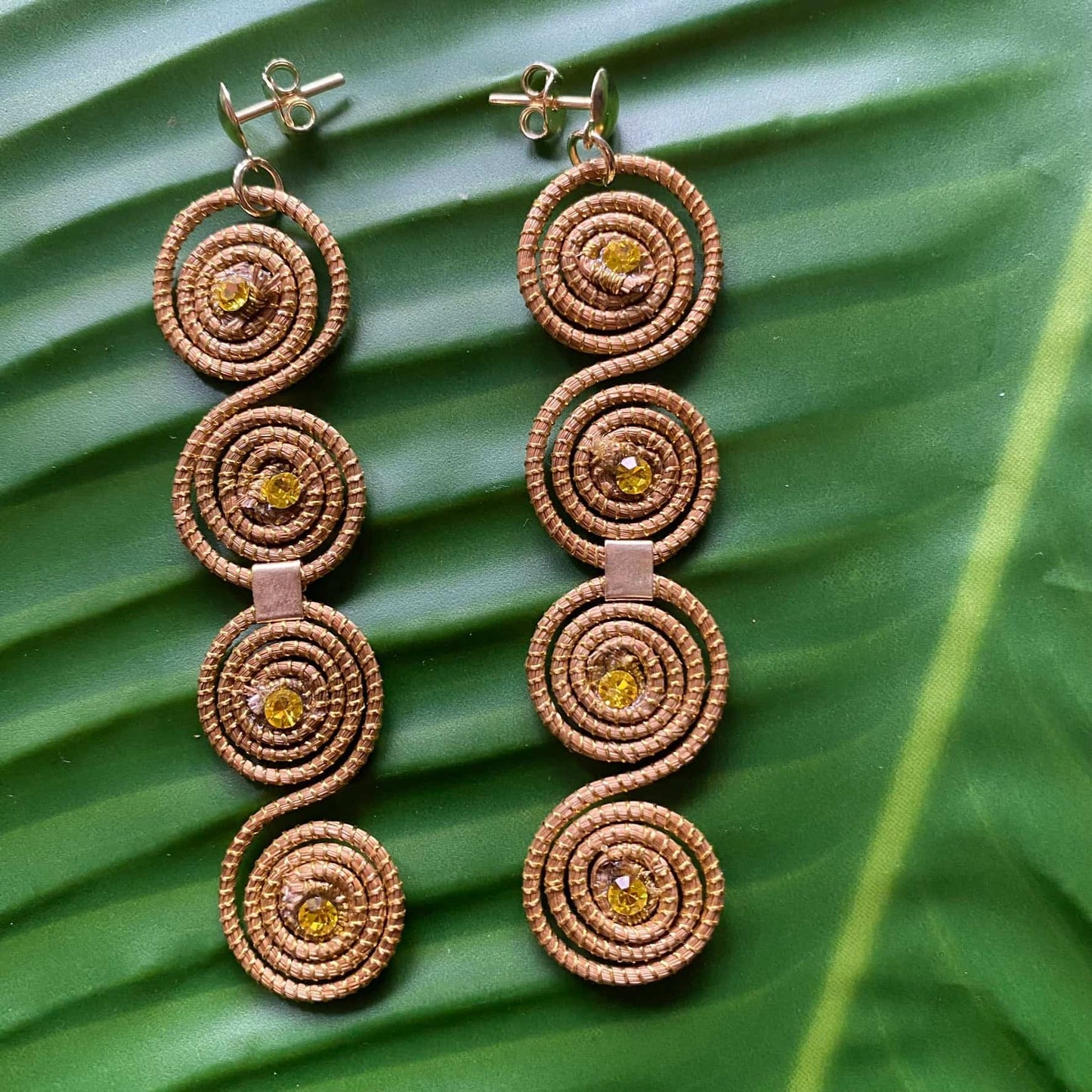 Boucles d'oreilles Capim Dourado 4 mandalas cristal citrine alignés Boucles d'oreilles Artisan local travaillant le Capim Dourado dans l'état du Tocantins au centre-est du Brésil