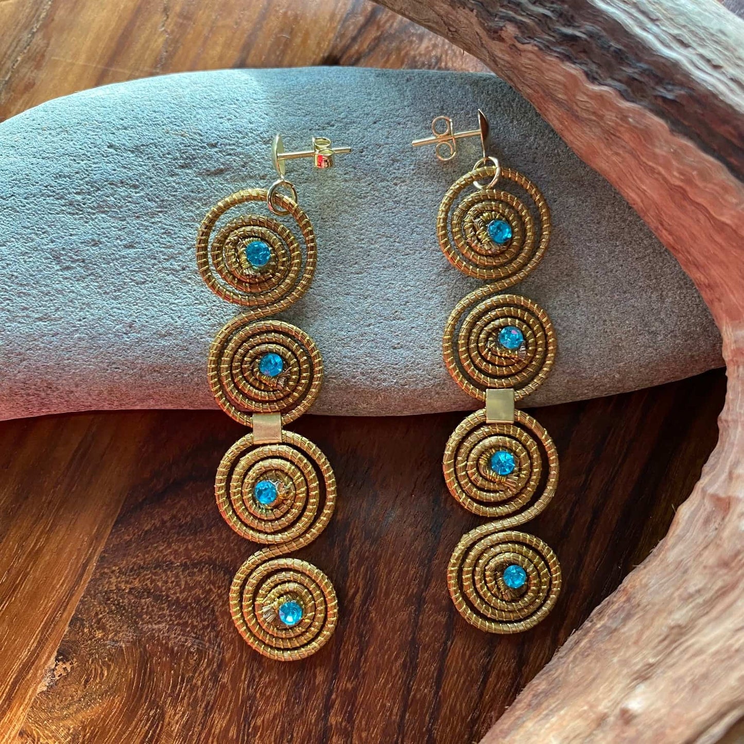 Boucles d'oreilles Capim Dourado 4 mandalas cristal couleur bleu alignés Boucles d'oreilles Artisan local travaillant le Capim Dourado dans l'état du Tocantins au centre-est du Brésil
