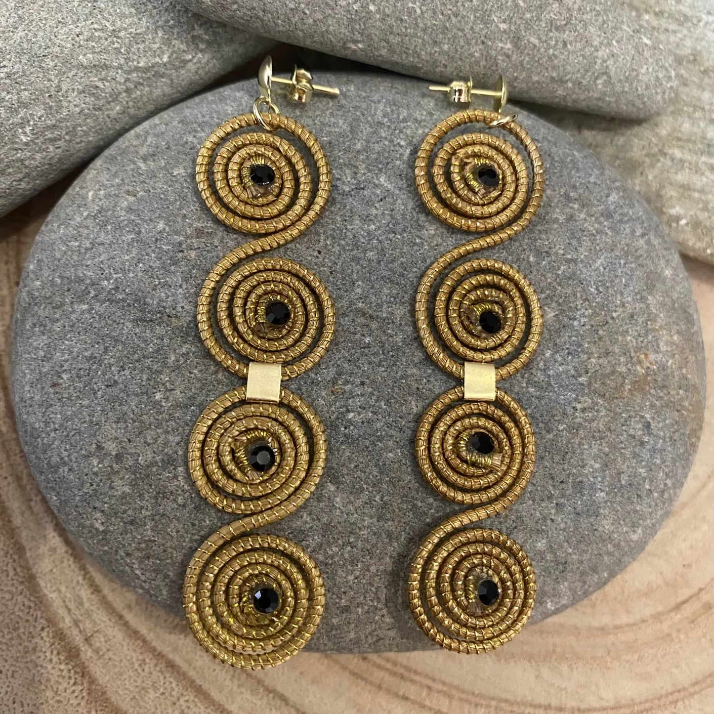 Boucles d'oreilles Capim Dourado 4 mandalas cristal noir alignés Boucles d'oreilles Artisan local travaillant le Capim Dourado dans l'état du Tocantins au centre-est du Brésil