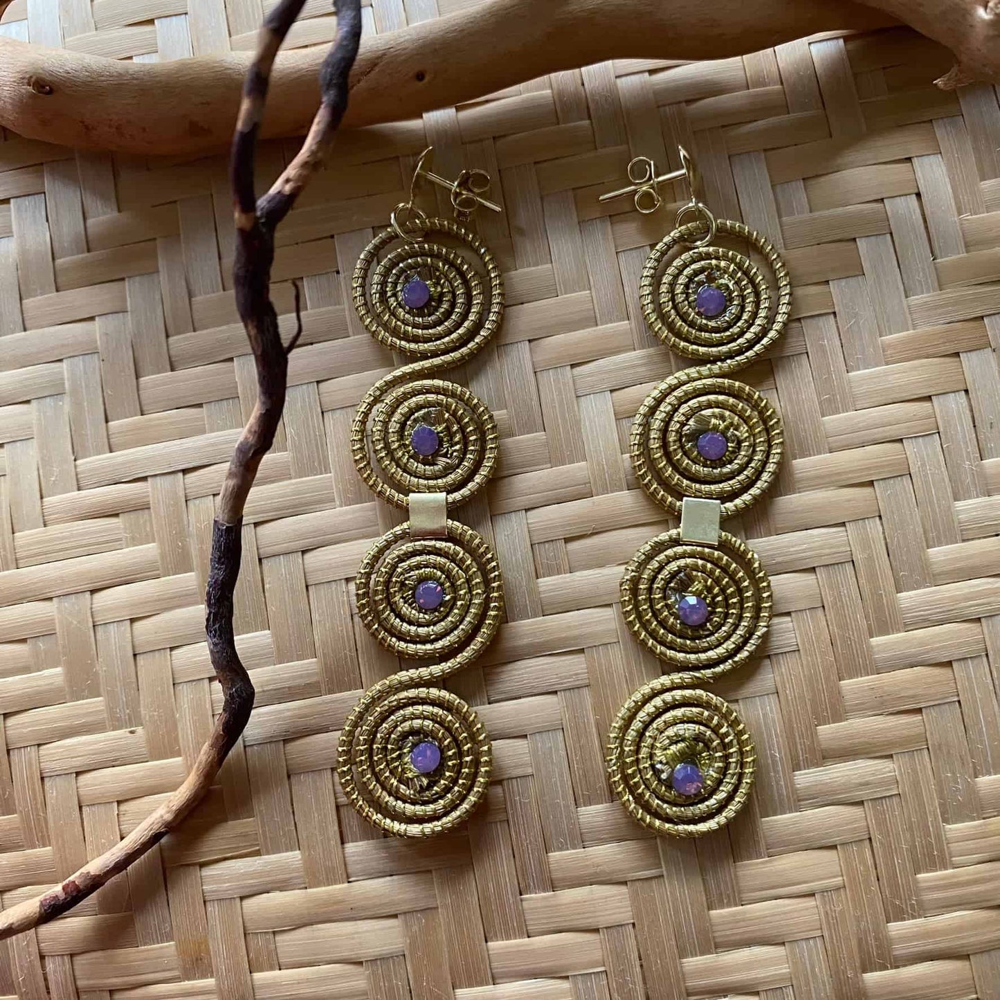 Boucles d'oreilles Capim Dourado 4 mandalas cristal opale améthyste alignés Boucles d'oreilles Artisan local travaillant le Capim Dourado dans l'état du Tocantins au centre-est du Brésil