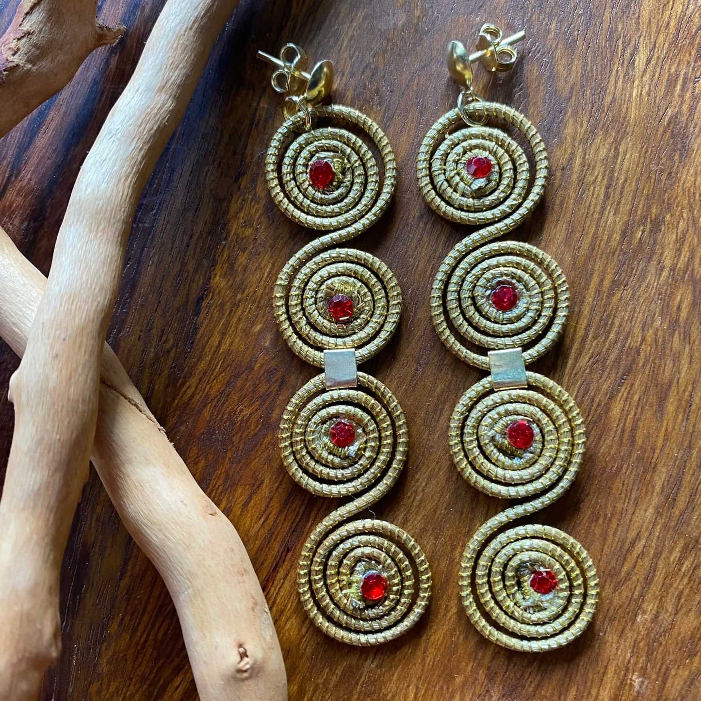 Boucles d'oreilles Capim Dourado 4 mandalas cristal rubis alignés Boucles d'oreilles Artisan local travaillant le Capim Dourado dans l'état du Tocantins au centre-est du Brésil