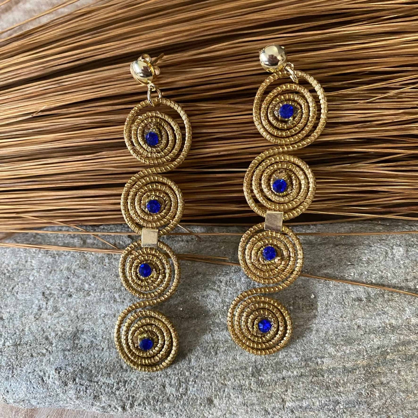 Boucles d'oreilles Capim Dourado 4 mandalas cristal saphir alignés Boucles d'oreilles Artisan local travaillant le Capim Dourado dans l'état du Tocantins au centre-est du Brésil