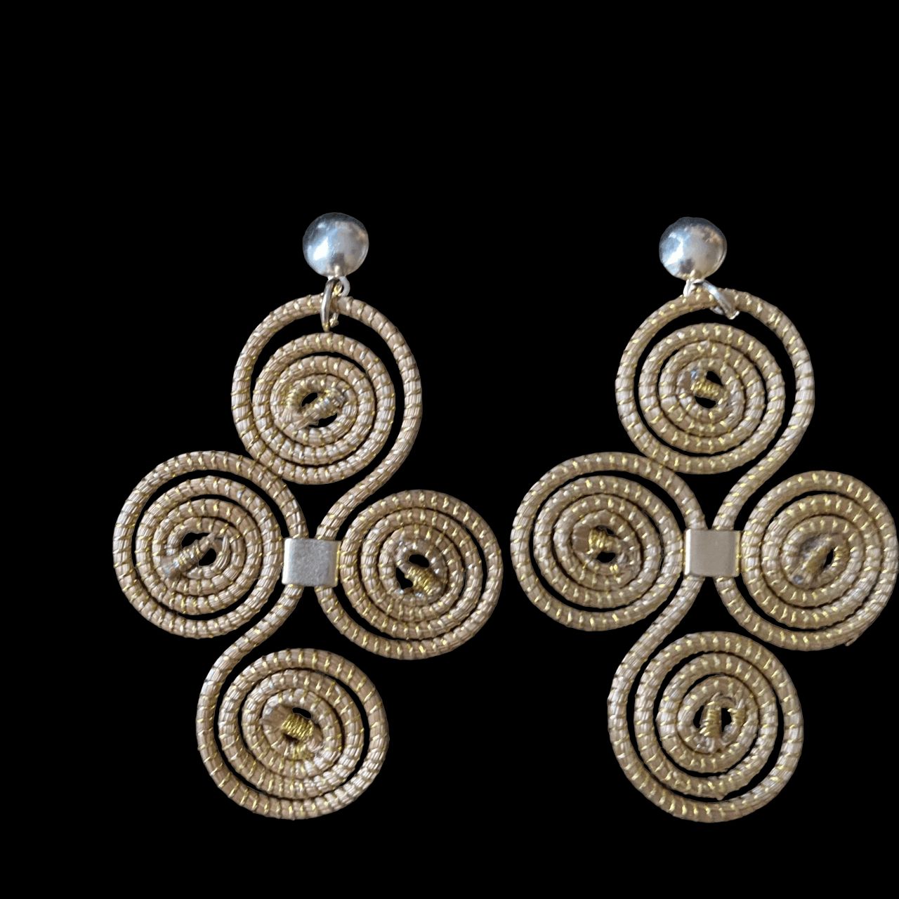 Boucles d'oreilles Capim Dourado 4 mandalas en croix Boucles d'oreilles Artisan local travaillant le Capim Dourado dans l'état du Tocantins au centre-est du Brésil