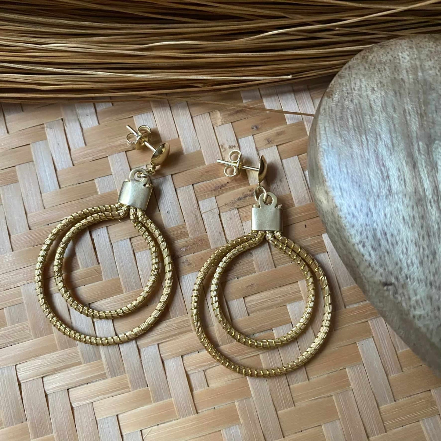 Boucles d'oreilles Capim Dourado double cercle Boucles d'oreilles Artisan local travaillant le Capim Dourado dans l'état du Tocantins au centre-est du Brésil