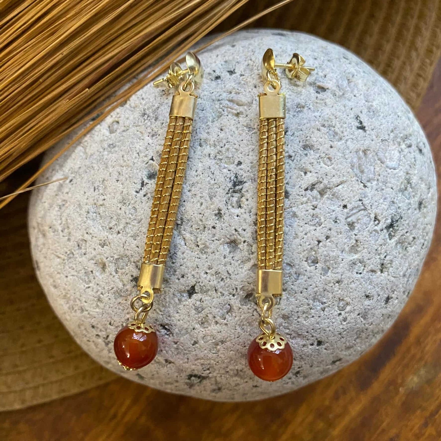 Boucles d'oreilles Capim Dourado lignes et pierre naturelle agate cornaline Boucles d'oreilles Artisan local travaillant le Capim Dourado dans l'état du Tocantins au centre-est du Brésil