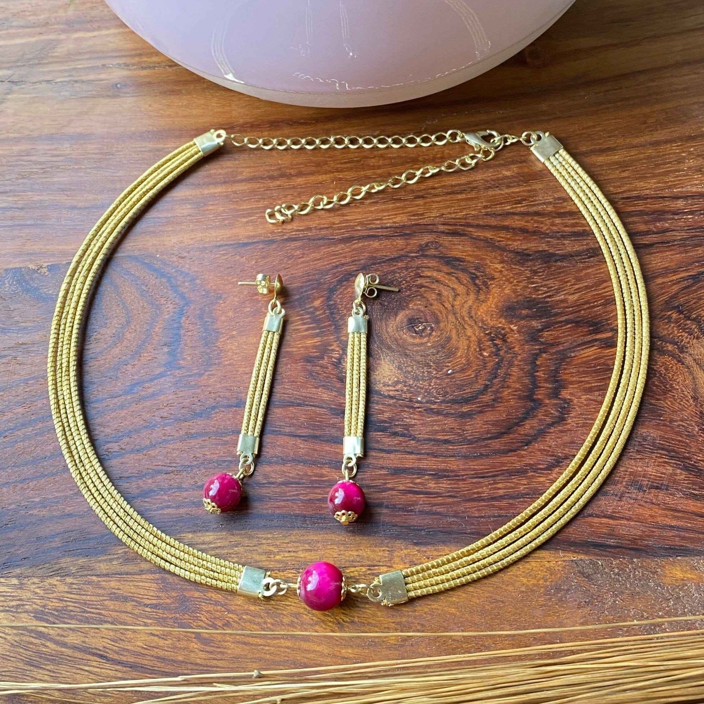 Boucles d'oreilles Capim Dourado lignes et pierre naturelle oeil de tigre rubis