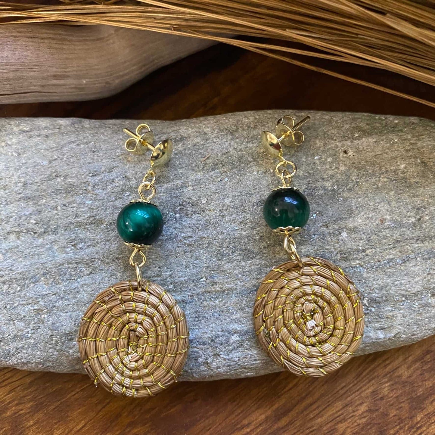 Boucles d'oreilles Capim Dourado mandala et pierre naturelle oeil de tigre vert Boucles d'oreilles Artisan local travaillant le Capim Dourado dans l'état du Tocantins au centre-est du Brésil