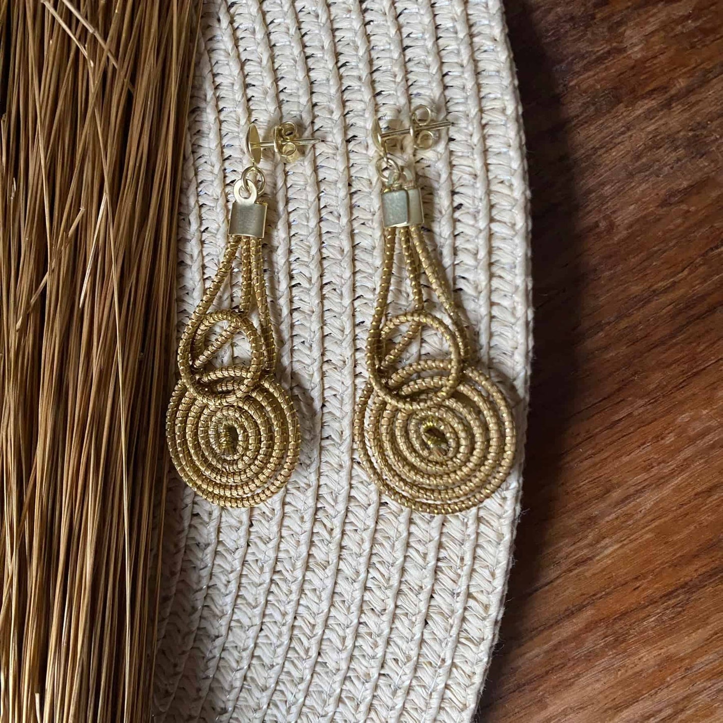 Boucles d'oreilles Capim Dourado mandala superposé Boucles d'oreilles Artisan local travaillant le Capim Dourado dans l'état du Tocantins au centre-est du Brésil