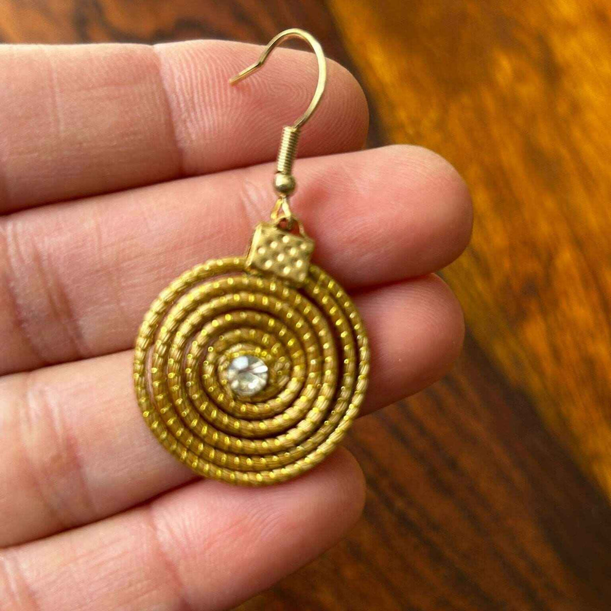 Brincos Capim Dourado espiral com cristal