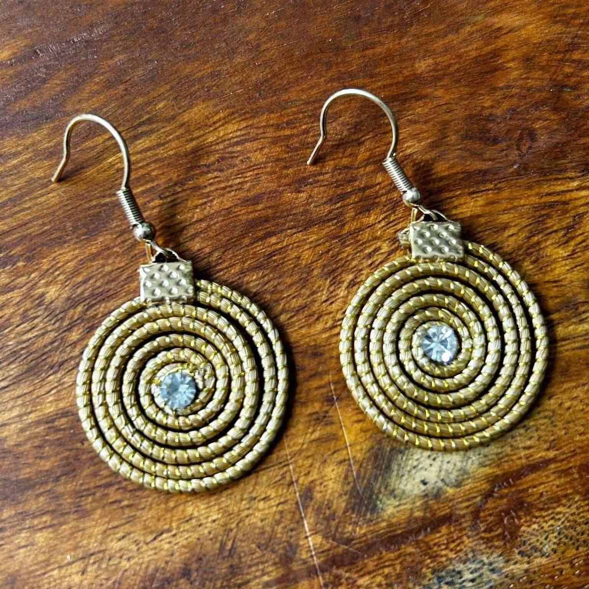 Brincos Capim Dourado espiral com cristal