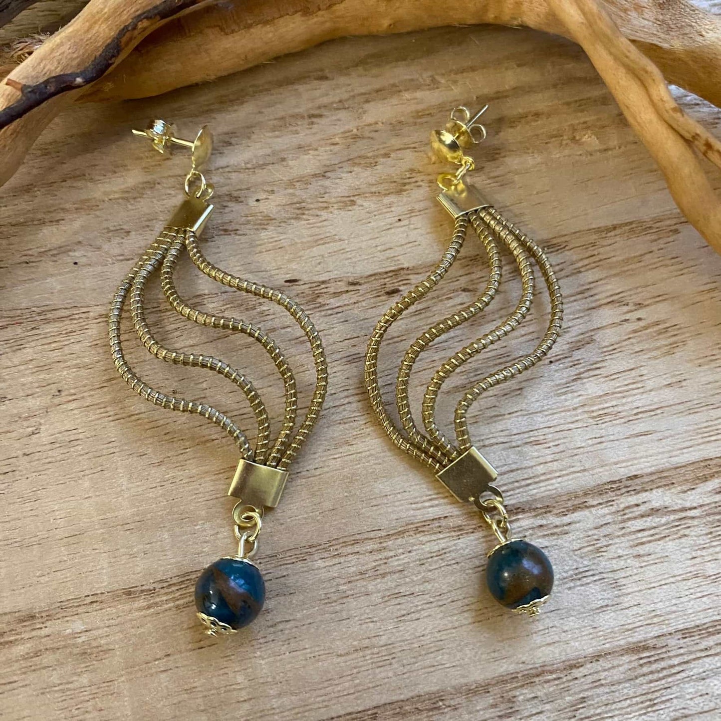 Boucles d'oreilles Capim Dourado vague et pierre naturelle agate blue lace Boucles d'oreilles Artisan local travaillant le Capim Dourado dans l'état du Tocantins au centre-est du Brésil