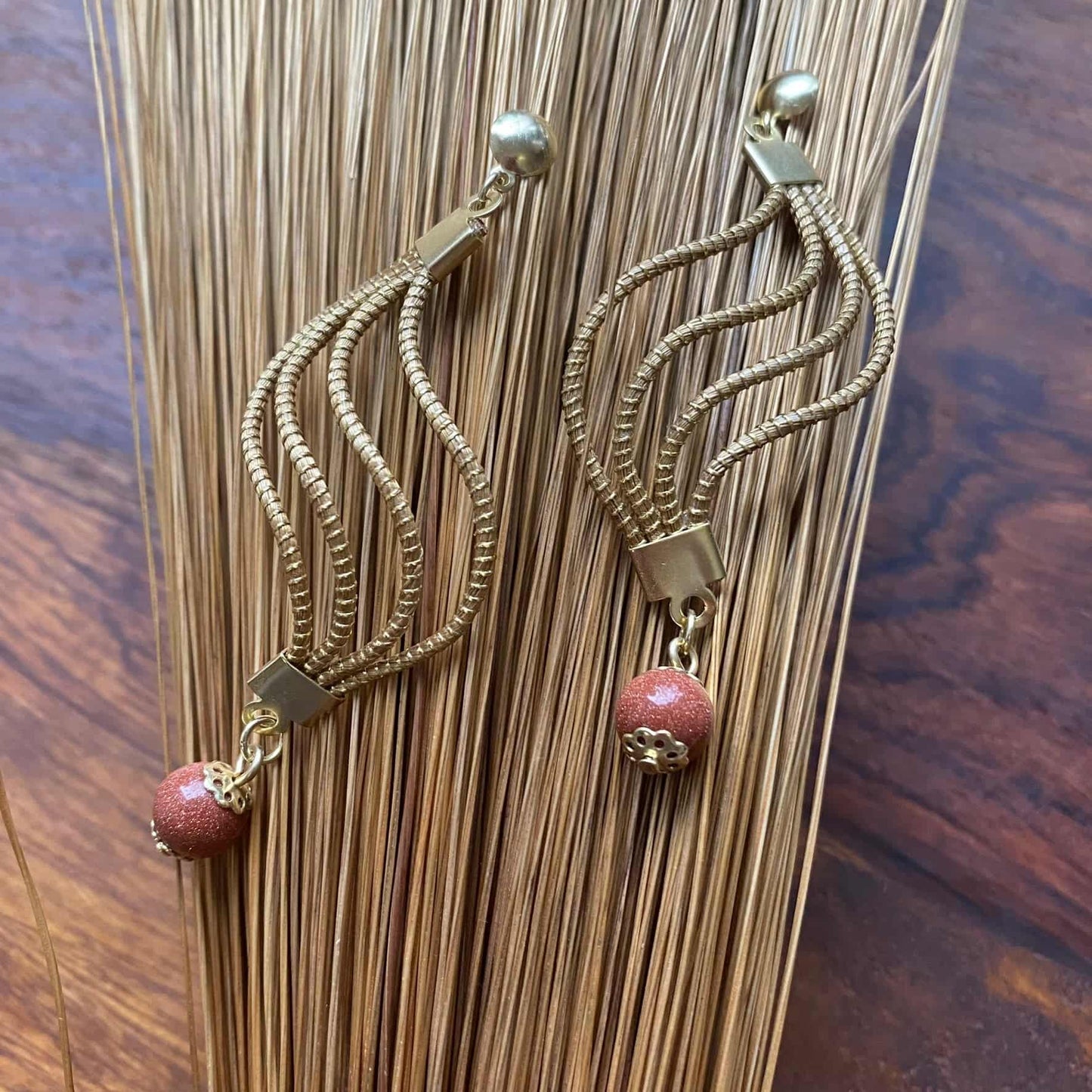 Boucles d'oreilles Capim Dourado vague et pierre naturelle de soleil Boucles d'oreilles Artisan local travaillant le Capim Dourado dans l'état du Tocantins au centre-est du Brésil