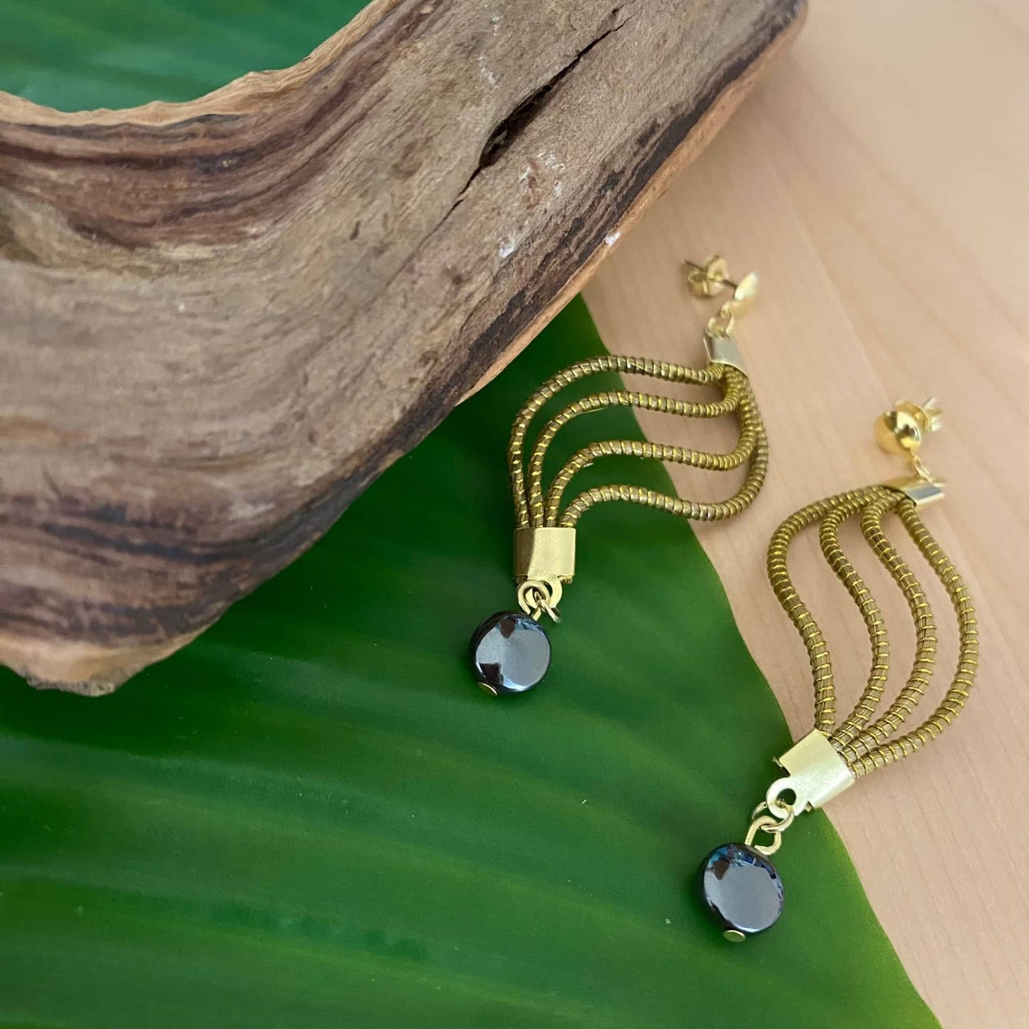 Boucles d'oreilles Capim Dourado vague et pierre naturelle hématite Boucles d'oreilles Artisan local travaillant le Capim Dourado dans l'état du Tocantins au centre-est du Brésil