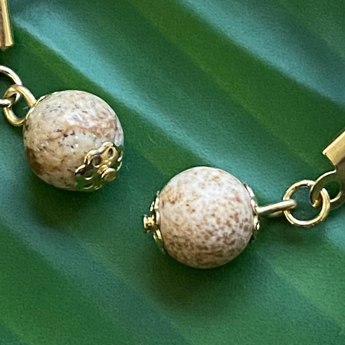Brincos Capim Dourado onda e pedra natural jaspe madeira
