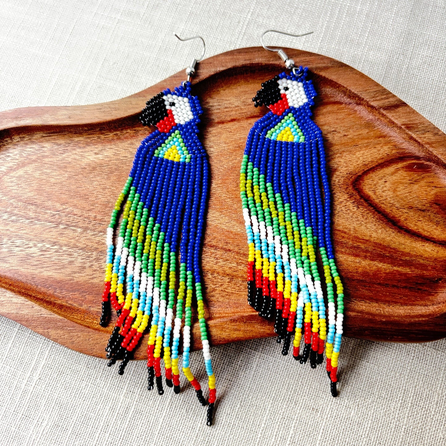 Boucles d'oreilles en perles de verre - Ara bleu coeur bleu - Ethnie Galibi-Marworno Boucles d'oreilles Ethnie Galibi-Marworno, localisée dans l'état d'Amapa au nord du Brésil.