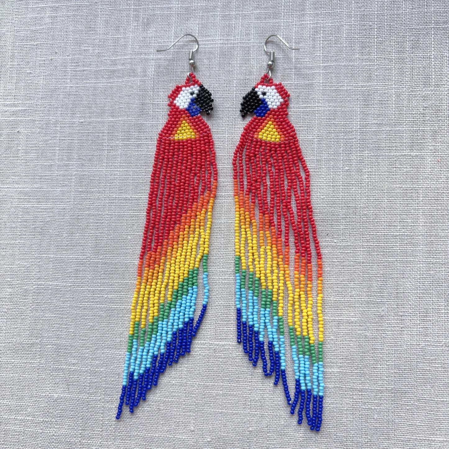 Boucles d'oreilles en perles de verre - Ara rouge - Ethnie Galibi-Marworno Boucles d'oreilles Ethnie Galibi-Marworno, localisée dans l'état d'Amapa au nord du Brésil.